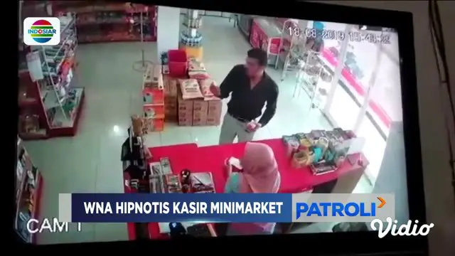 Sebuah video dari kamera pengawas viral di media sosial. Video ini merekam aksi dua orang diduga warga negara asing melakukan pencurian dengan cara hipnotis atau gendam.