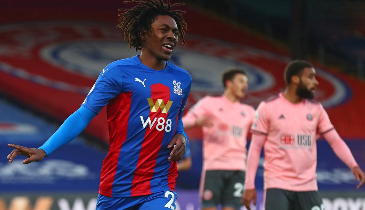 Gelandang Crystal Palace, Eberechi Eze melakukan selebrasi usai mencetak gol kedua timnya ke gawang Sheffield United dalam laga lanjutan Liga Inggris 2020/21 pekan ke-17 di Selhurst Park, Sabtu (2/1/2021). Crystal Palace menang 2-0 atas Sheffield United. (AFP/Clive Rose/Pool)