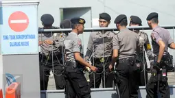 Personel polisi melakukan penjagaan menuju Dermaga Wijayapura, Cilacap, Jawa Tengah, Rabu (27/7). Kepolisian Daerah Jawa Tengah menyiagakan 1450 personel untuk pengamanan eksekusi mati tahap III di Lapas Nusakambangan. (Liputan6.com/Helmi Afandi)