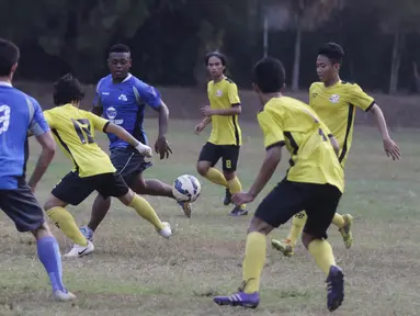 Pemain PBR, David Laly berusaha melewati hadangan para pemain Villa 2000 pada laga persahabatan jelang Piala Jenderal Sudirman di Lapangan ISCI, Jakarta, Kamis (5/10/2015). PBR berhasil menang 2-0. (Bola.com/Vitalis Yogi Trisna)