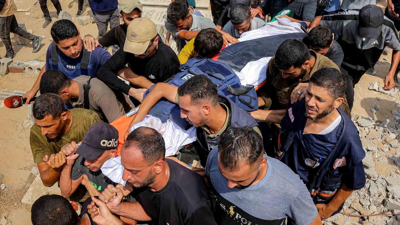 FOTO: Tangis Haru Iringi Pemakaman Lima Jurnalis Al Jazeera Korban Serangan Israel di Gaza
