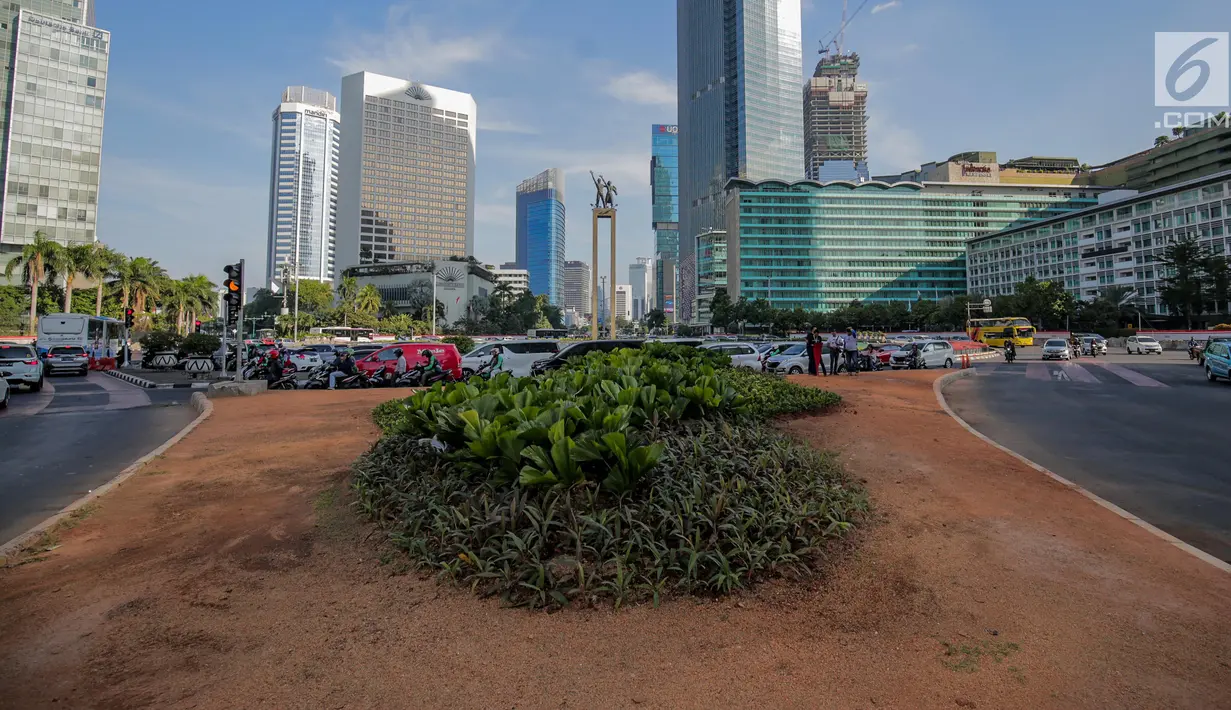 Kondisi jalur hijau setelah pembongkaran instalasi bambu Getah Getih di Bundaran HI, Jakarta, Kamis (18/7/2019). Masyarakat kini bisa melihat jelas Monumen Selamat Datang dari halte transjakarta Bundaran HI tanpa terhalang karya seni bernilai Rp550 juta itu. (Liputan6.com/Faizal Fanani)
