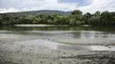 Ketinggian air Sungai Danube di Pocsmegyer dekat Budapest, Hungaria (9/8/2022). Ketinggian air Sungai Danube turun satu setengah meter dalam tiga minggu di dekat Budapest, sementara prakiraan hidrologi menunjukkan bahwa tidak ada penambahan curah hujan yang diharapkan untuk saat ini. (AP Photo/Anna Szilagyi)