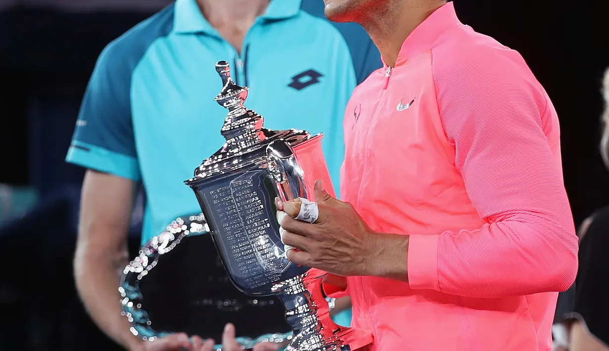 Petenis Spanyol, Rafael Nadal dan petenis Afrika Selatan, Kevin Anderson berpose pada upacara penerimaan trofi usai final AS Terbuka 2017, Minggu (10/9). Nadal keluar sebagai juara AS Terbuka usai mengalahkan Anderson. (MATTHEW STOCKMAN/GETTY IMAGES/AFP)