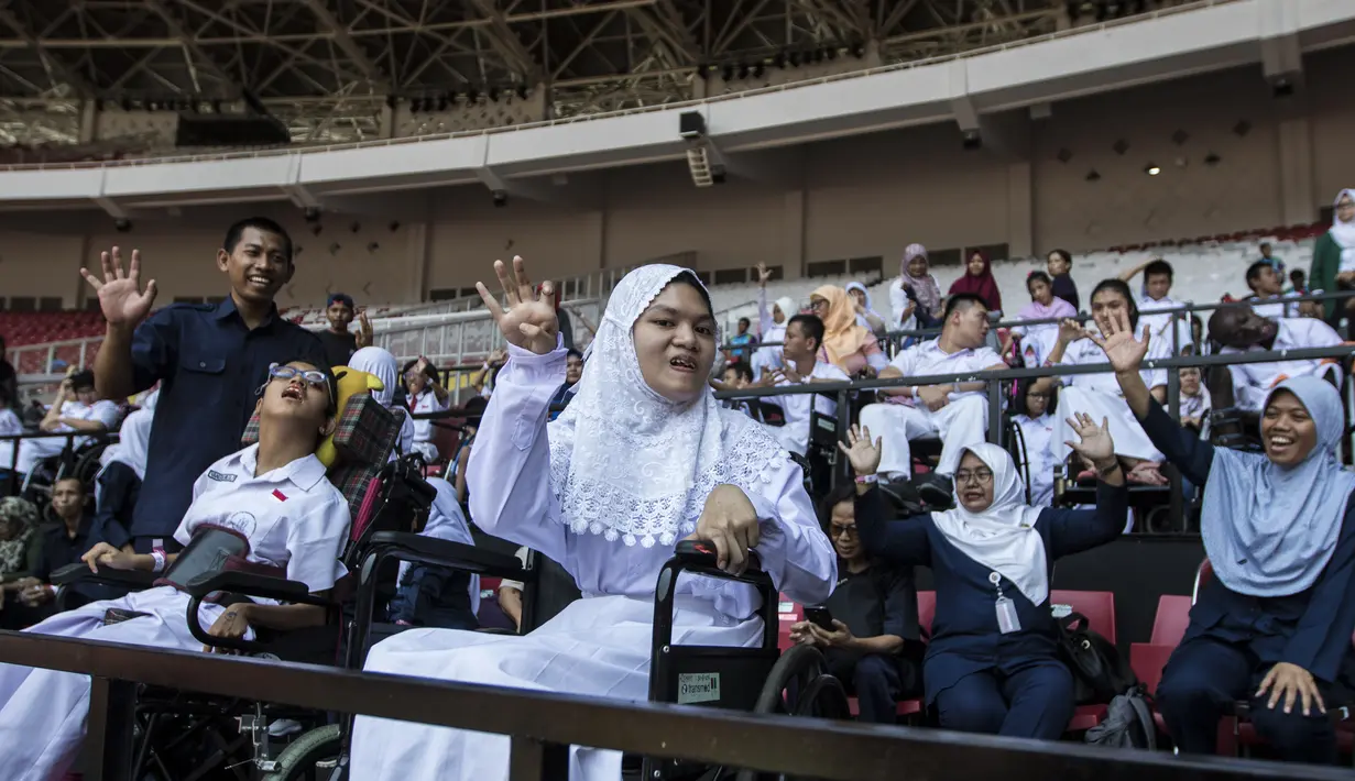 Sejumlah pelajar YPAC memberikan dukungan kepada atlet-atlet yang berlaga pada ajang Asian Para Games di SUGBK, Jakarta, Senin (8/10/2018). (Bola.com/Vitalis Yogi Trisna)