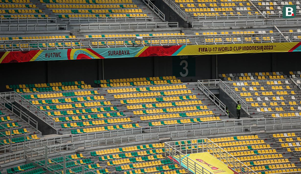Suasana tribun penonton Stadion Gelora Bung Tomo (GBT) Surabaya, Jawa Timur, Kamis (9/11/2023) yang dapat menampung sekitar 6 ribu penonton menjelang pembukaan Piala Dunia U-17 2023 yang akan diselenggarakan pada Jumat, 10 November 2023. (Bola.com/Bagaskara Lazuardi)