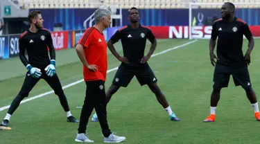 Manajer Manchester United Jose Mourinho melihat para pemainnya berlatih di Philip II Arena di Skopje, Macedonia, (7 /8). MU akan bertanding melawan Real Madrid pada final Piala UEFA Super Cup 2017. (AP Photo / Boris Grdanoski)