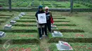 Sebanyak 113 makam korban tragedi untuk merawat ingatan publik dan memulihkan trauma korban serta mencegah sejarah kelam Tragedi Mei 1998 tak terulang di TPU Pondok Ranggon, Jakarta Timur, Rabu (8/5). (Liputan6.com/Gempur M Surya)