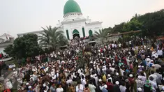Ribuan pelayat mengantarkan jenazah tokoh PBNU KH Hasyim Muzadi ke pemakaman di Pondok Pesantren Al Hikam, Beji, Depok, Kamis (16/3). Jenazah KH Hasyim Muzadi dimakamkan secara militer dengan iringan lantunan tahlil. (Liputan6.com/Immanuel Antonius)