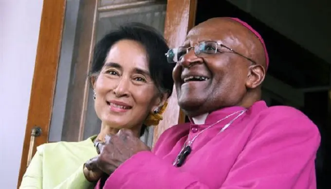 Aung San Suu Kyi dan Desmond Tutu (Khin Maung Wi, AP)