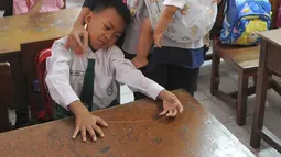 Seorang ibu menenangkan anaknya yang menangis saat hari pertama masuk sekolah di SDN Cinere 1, Depok, Jawa Barat, Senin (15/7/2019). Seluruh siswa SD, SMP dan SMA, pada hari ini mulai masuk sekolah pada tahun ajaran baru 2019/2020. (merdeka.com/Arie Basuki)