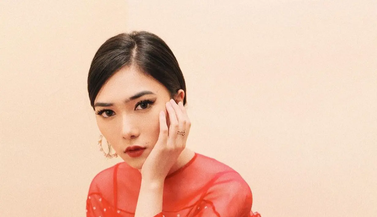 Meskipun sudah tampil dari panggung ke panggung, namun rasa grogi saat sebelum tampil nampaknya wajar-wajar saja. Nah, Isyana sendiri pun menyiasatinya dengan kegiatan di belakang panggung. (Instagram/isyanasarasvati)