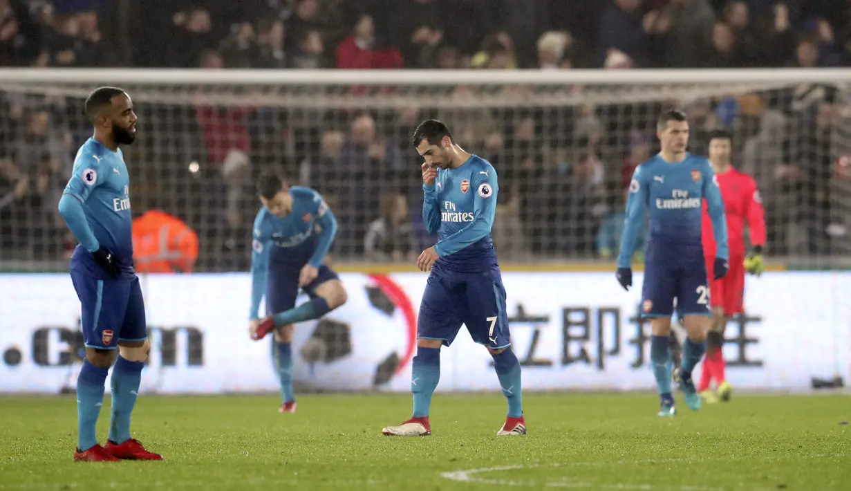 Pemain anyar Arsenal, Henrikh Mkhitaryan (tengah) terlihat kecewa saat timnya kalah dari Swansea City pada lanjutan Premier League di Liberty Stadium, Swansea, Wales, (30/1/2018). Arsenal kalah 1-3. (Nick Potts/PA via AP)