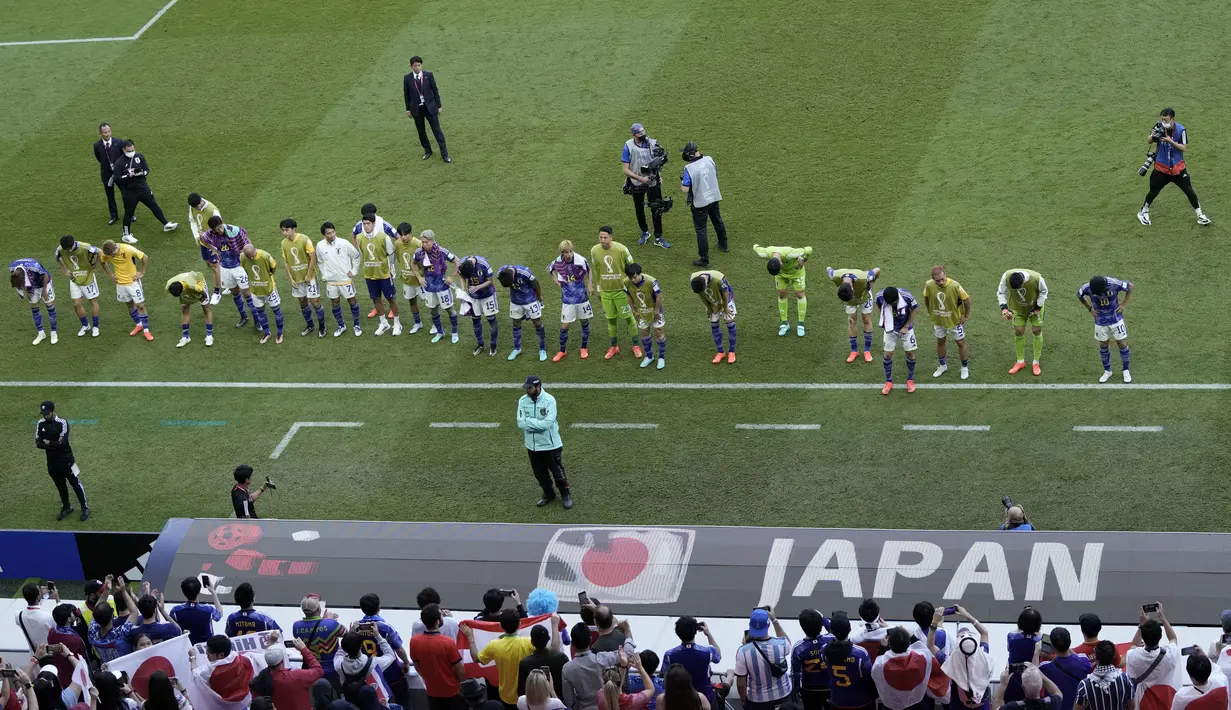 Para pemain Jepang memberikan penghormatan kepada para penggemar setelah kekalahan melawan Kosta Rika pada grup E Piala Dunia 2022 Qatar di Stadion Ahmad Bin Ali di Al Rayyan, Qatar, Minggu, 27 November 2022. Kosta Rika menang tipis atas Jepang dengan skor 1-0. (AP Photo/Hassan Ammar)
