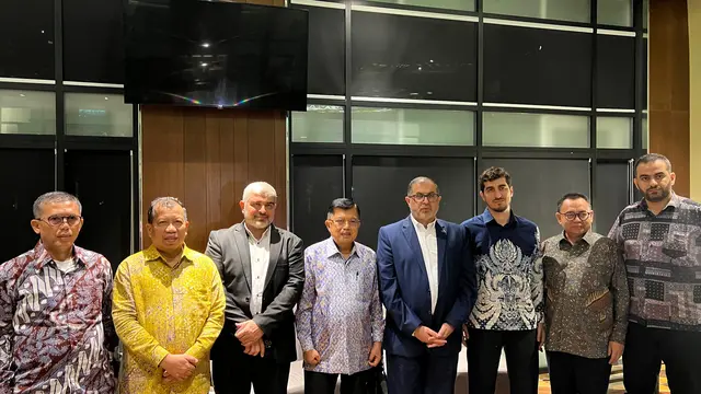 Wakil Presiden ke-10 dan 12 Jusuf Kalla saat bertemu dengan delegasi Hamas Palestina yang dipimpin Pejabat Biro Politik dan Wakil Kepala Urusan Internasional Hamas Dr. Bassem Naim di Kuala Lumpur, Malaysia.