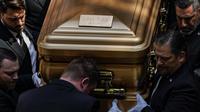 Para pengusung jenazah membawa peti mati Ivana Trump saat prosesi pemakaman di Gereja Katolik Roma St. Vincent Ferrer, New York, Rabu (20/7/2022). Ivana Trump meninggal dunia 14 Juli 2022 lalu. Wanita berusia 73 tahun itu dilaporkan jatuh dari tangga apartemennya di Manhattan. (AP Photo/Julia Nikhinson)