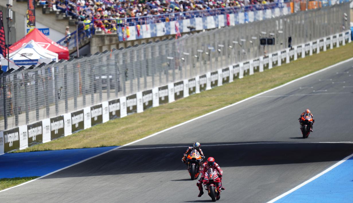 Pembalap Ducati Lenovo Team, Francesco Bagnaia, saat balapan MotoGP Spanyol 2023 di Sirkuit Jerez pada Minggu (30/4/2023). (AP Photo/Jose Breton)