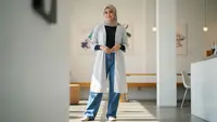 7 Inspirasi Padu Padan Busana Muslim dengan Baggy Jeans, Tampil Modis dan Nyaman