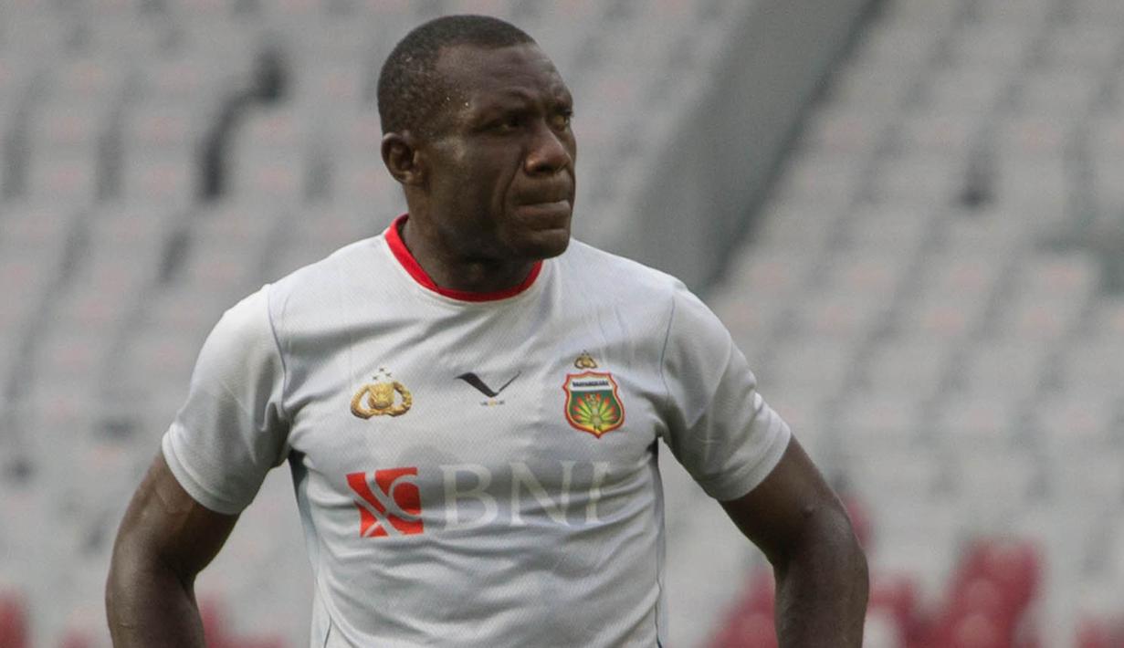 Striker Bhayangkara FC, Herman Dzumafo, saat latihan di Stadion Utama Gelora Bung Karno, Jakarta, Jumat (26/1/2018). Latihan ini persiapan jelang laga J.League Asia Challenge melawan FC Tokyo. (Bola.com/Asprilla Dwi Adha)