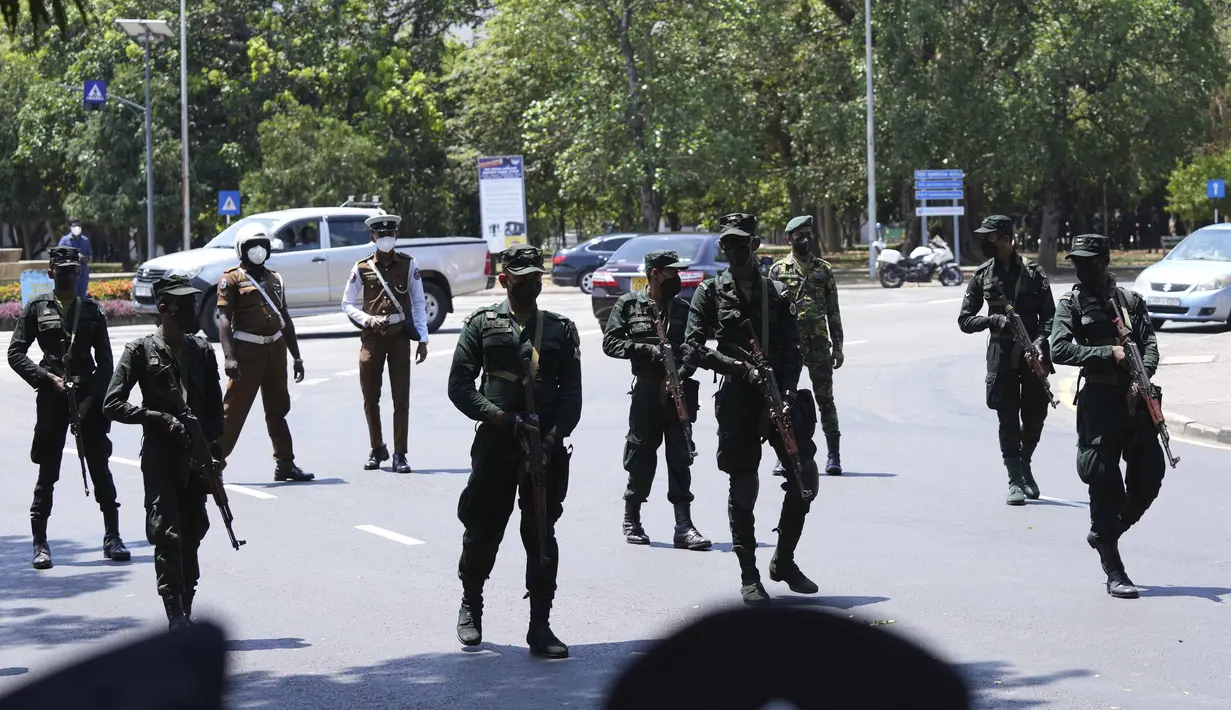 Tentara Sri Lanka berjaga-jaga mencegah pengunjuk rasa oposisi memasuki alun-alun Kemerdekaan di Kolombo, Minggu (3/4/2022). Anggota parlemen oposisi berkumpul memprotes langkah presiden memberlakukan jam malam dan keadaan darurat di tengah memburuknya situasi krisis ekonomi. (AP/Eranga Jayawardena)
