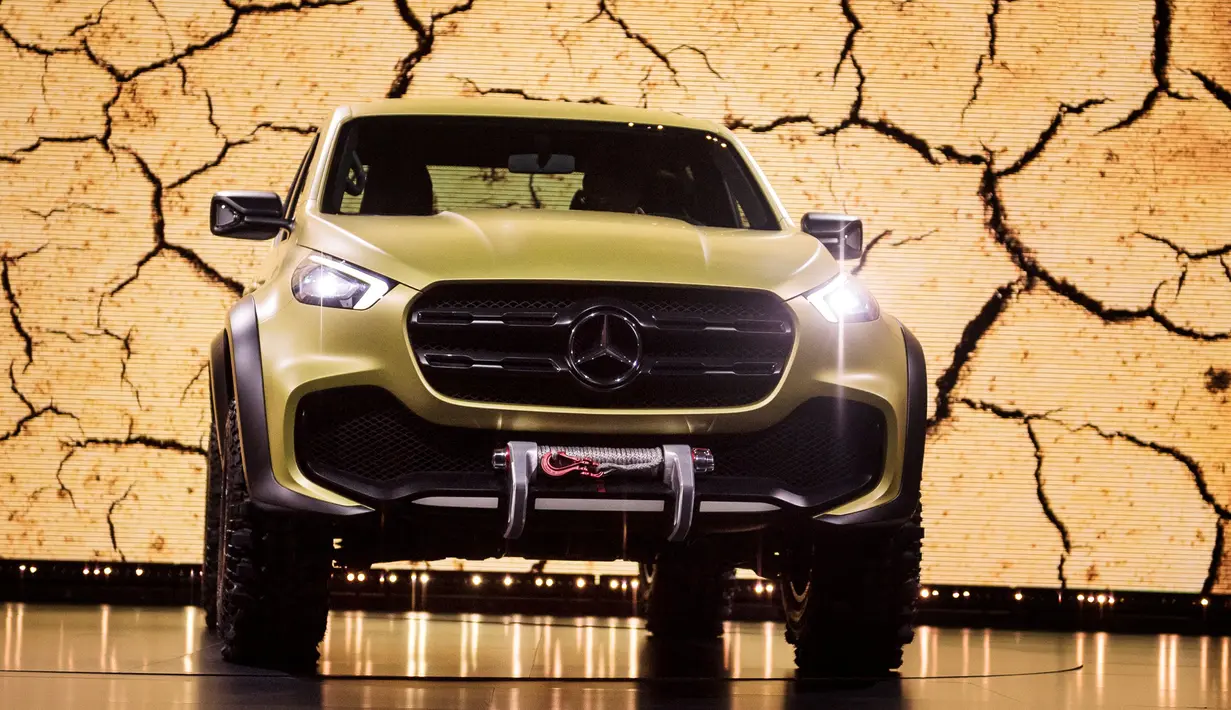 Tampilan depan dari Mercedes-Benz X-Concept di Galeri Artipelag, Stockholm, Swedia (25/10). Mobil ini merupakan kendaraan duble cabin pertama dari pabrikan mobil mewah. (Reuters/ Vilhelm Stokstad)