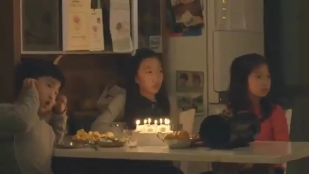 Video Haru Ibu Bisu Nyanyikan Lagu Ulang Tahun untuk Putrinya
