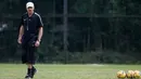 Pelatih Timnas Indonesia, Alfred Riedl, memantau latihan di Lapangan SPH Sentul, Jawa Barat, Kamis (1/12/2016). Timnas akan menghadapi Vietnam pada babak semifinal Piala AFF. (Bola.com/Vitalis Yogi Trisna)