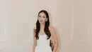 Alyssa Daguise buktikan outfit minimalis bisa terlihat maksimalis dengan mini dress putih. Dipadukan dengan loafers Chanel dan shoulder bag dari Louis Vuitton [@alyssadaguise]