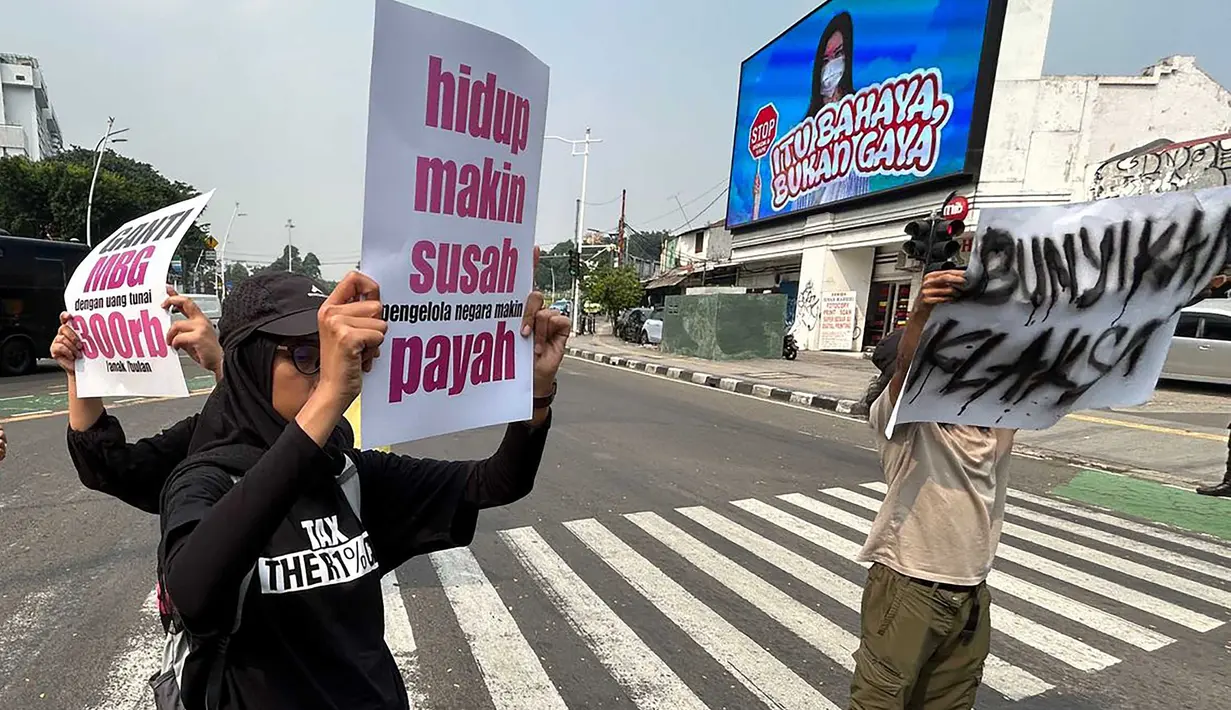 Pengunjuk rasa yang terdiri dari berbagai elemen masyarakat berunjuk rasa di sekitar kantor Badan Gizi Nasional (BGN), Jalan Kebun Sirih, Jakarta Pusat, Rabu (10/6/2026). (merdeka.com/Arie Basuki)