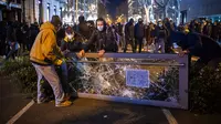 Demonstran membuat barikade saat bentrok dengan polisi dalam protes penangkapan rapper Pablo Hasel di Barcelona, Spanyol, Selasa (16/2/2021). Pablo Hasel menggambarkan kasusnya sebagai perjuangan untuk kebebasan berbicara. (AP Photo/Emilio Morenatti)