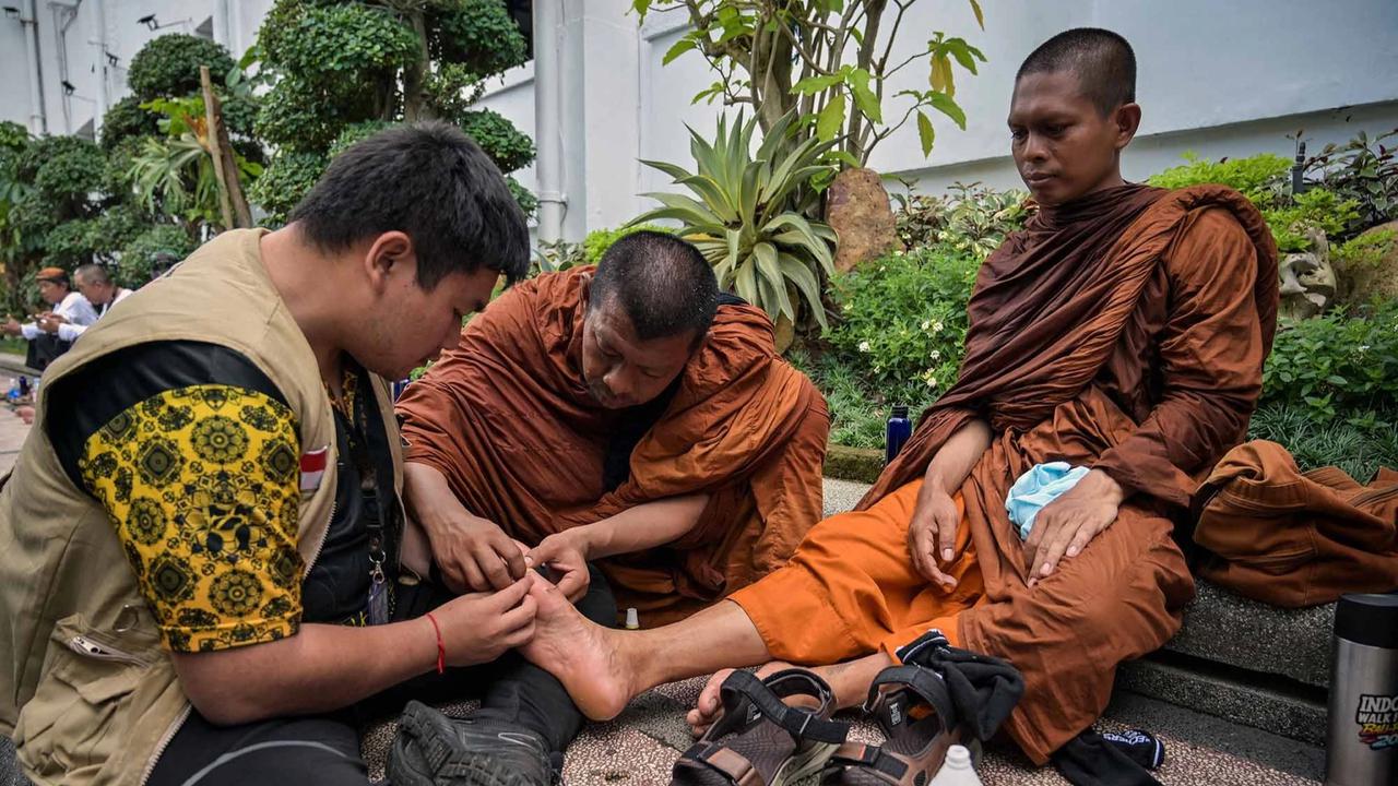 FOTO: Biksu Empat Negara Jalan Kaki Menuju Borobudur Suarakan Perdamaian