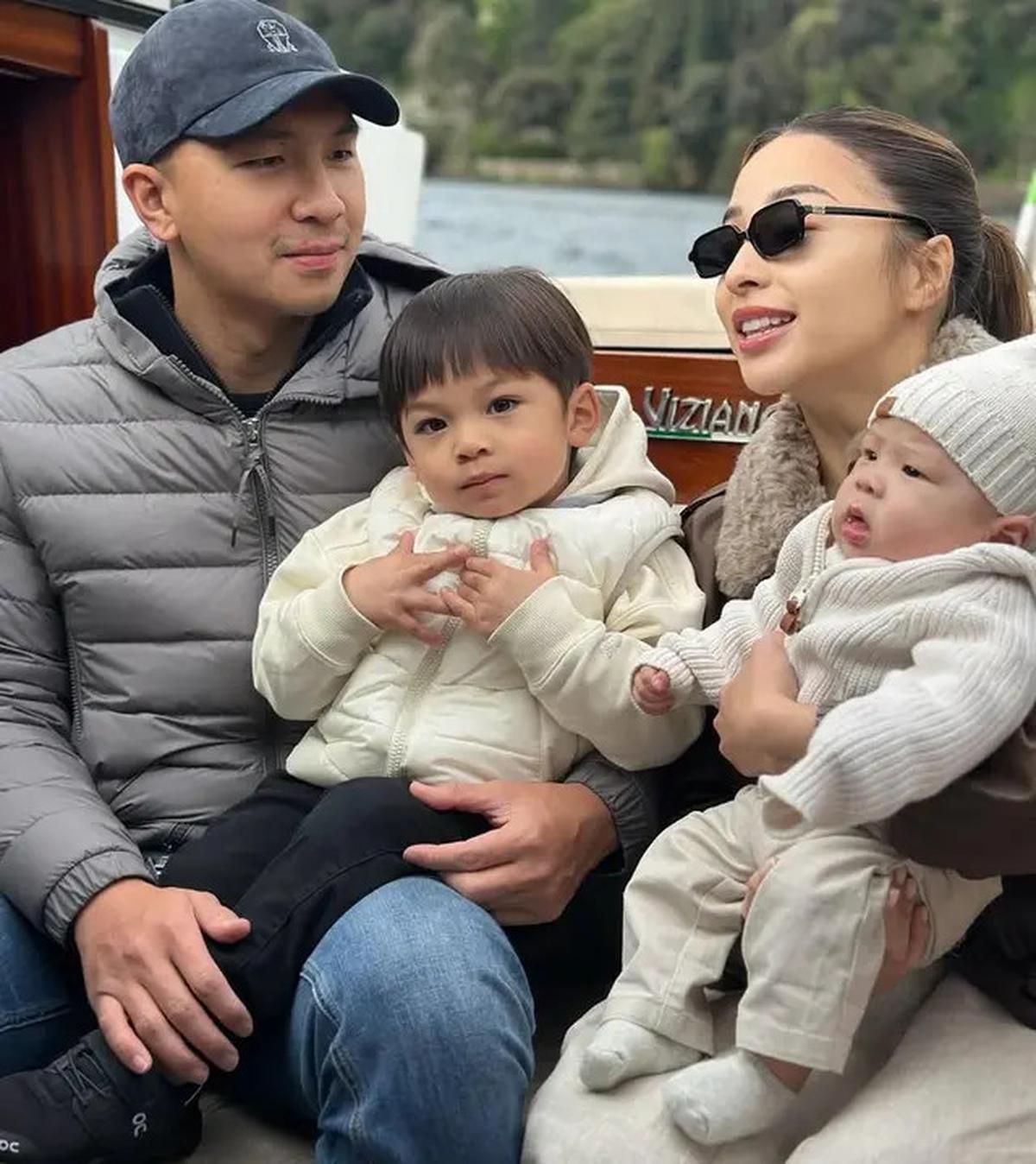 6 Gaya Old Money Nikita Willy Rayakan Ulang Tahun Putranya Issa ke-3 Naik Perahu di Danau Italia