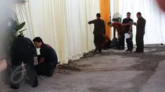 Anggota Paspampres menyisir di sekitar rumah orangtua Selvi Ananda di Jalan Kutai Raya, Sumber, Solo, Jateng, Selasa (9/6). Pengamanan dilakukan jelang lamaran semiformal yang dilakoni Jokowi kepada orangtua Selvi nanti malam. (Liputan6.com/Faizal Fanani)