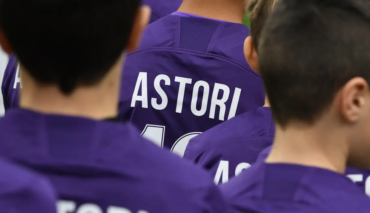 Anak-anak mengenakan seragam Fiorentina dengan nama Astori jelang pertandingan Fiorentina vs Benevento di stadion Artemio Franchi di Florence (11/3). Mereka mengenakan seragam tersebut untuk mengenang Davide Astori.  (AFP Photo/Claudio Giovannini)
