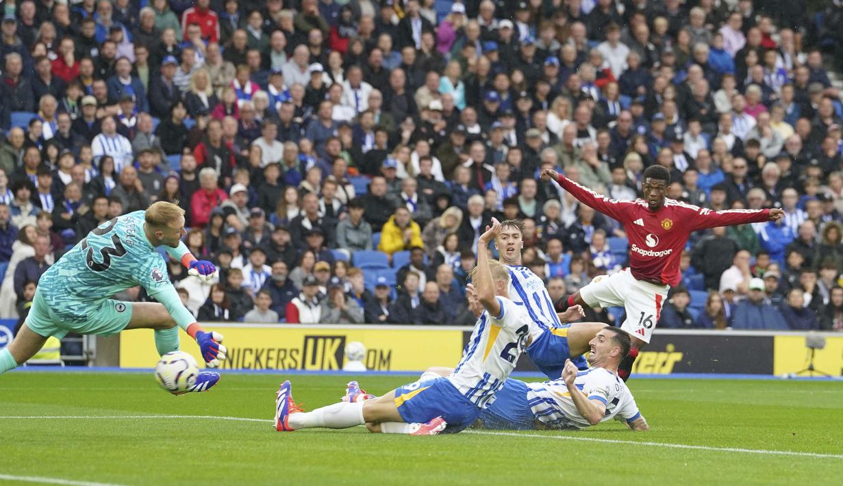Manchester United, Amad Diallo, mencetak gol ke gawang Brighton & Hove Albion pada laga Liga Inggris di Stadion American Express, Sabtu (24/8/2024). (AFP/Glyn Kirk)