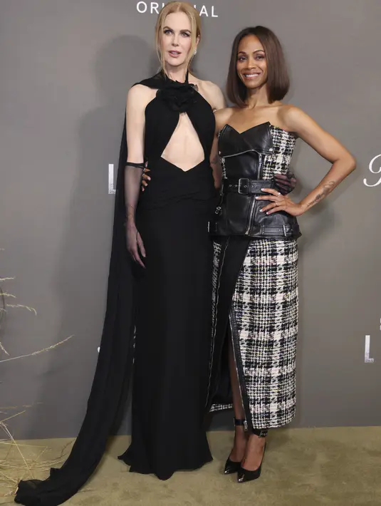 Nicole Kidman dan Zoe Saldana berpose untuk fotografer setibanya di pemutaran perdana serial televisi 'Special Ops: Lioness' di London, Selasa, 11 Juli 2023. (Vianney Le Caer/Invision/AP)