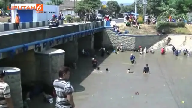 Warga Panen Ikan Mabuk