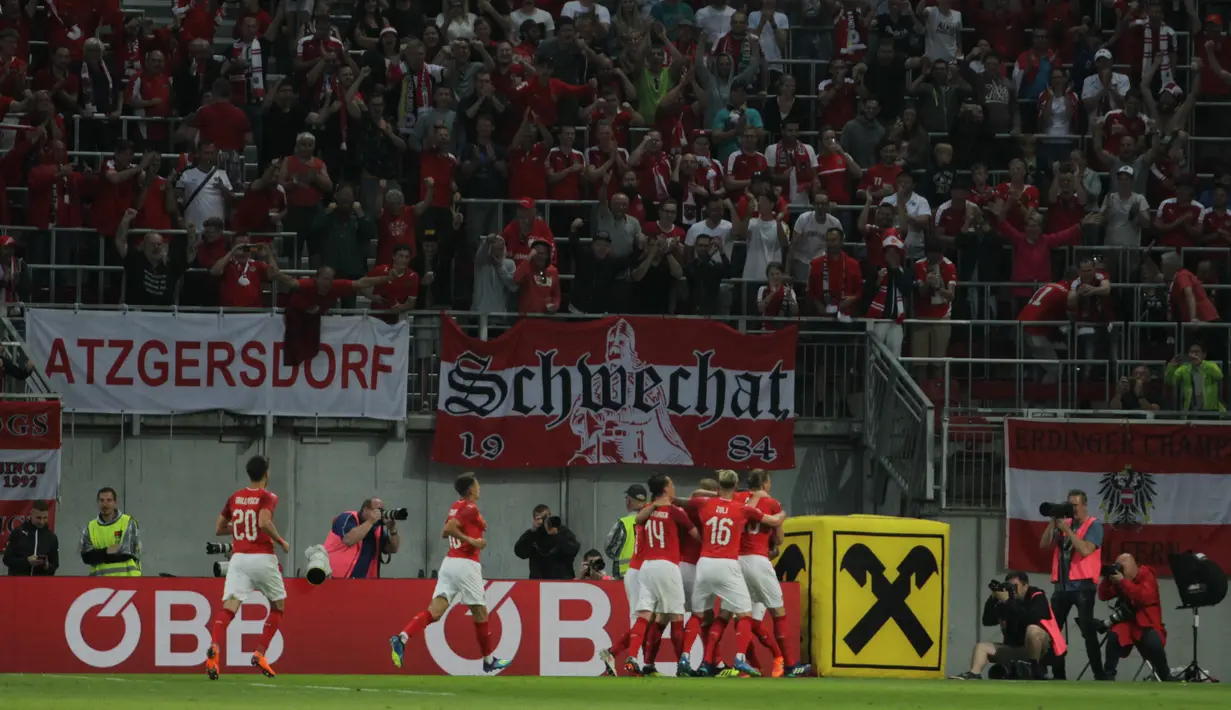 Para pemain Austria merayakan gol ke gawang Jerman pada laga persahabatan di Stadion Woerthersee, Klagenfurt, Sabtu (2/6/2018). Austria menang 2-1 atas Jerman. (Bola.com/Reza Khomaini)