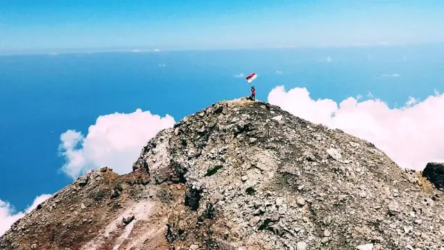 Gunung Ebulobo terletak bagian selatan dari Kabupaten Nagekeo di Pulau Flores NTT