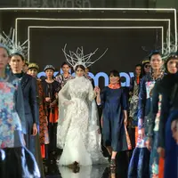 Desainer Maggie Hutauruk Eddy memamerkan koleksi 2Madison Avenue bertajuk Secret Strength, di Jakarta Modest Fashion Week, Gandaria City Mall. Jumat, 27 Juli 2018. (Photografer: Daniel Kampua/Bintang.com)
