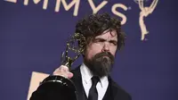 Peter Dinklage tak hanya meraih piala Outstanding Supporting Actor In A Drama Series di Emmy Awards 2019.  (Photo by Jordan Strauss/Invision/AP)