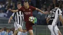 Striker AS Roma, Edin Dzeko, mengontrol bola saat melawan Juventus pada laga Serie A di Stadion Olimpico, Senin (14/5/2018). AS Roma imbangi Juventus dengan skor 0-0. (AP/Gregorio Borgia)