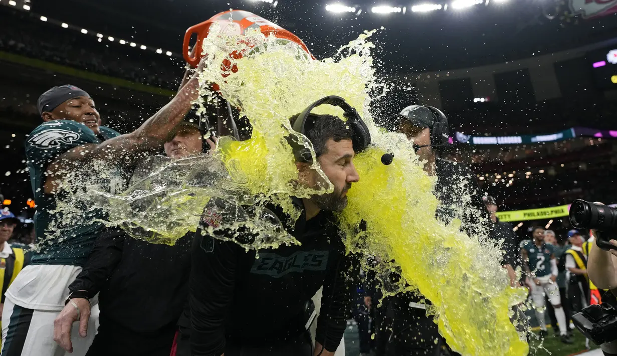 Pelatih Philadelphia Eagles, Nick Sirianni merayakan kemenangan atas Kansas City dalam laga final yang berlangsung di Caesars Superdome, New Orleans, Louisiana, Senin (10/02/2025). (AP Photo/Matt Slocum)