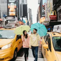 Pasangan pengantin baru ini memang selalu bergaya simple. Coba lihat saja saat keduanya kompak mengenakan celana jeans dengan sweater dan sneakers. Dan uniknya, mereka memakai paying yang warnanya menggemaskan. (Instagram/syahnazs)