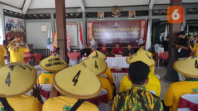 Filosofi Makmur Jadi Alasan Golkar Sukoharjo Daftar KPU Pakai Caping dan Diantar Becak