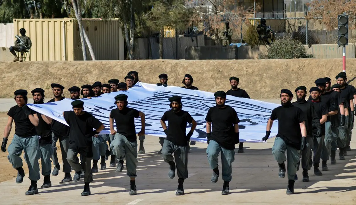 Pasukan Taliban yang baru direkrut menunjukkan keterampilan mereka saat upacara kelulusan di Pusat Pelatihan Polisi Nasional Abu Dujana, Kandahar, Afghanistan, 9 Februari 2022. (Javed TANVEER/AFP)