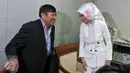 Aktris yang juga anggota Komisi Sosial DPR F-PKB Arzetti Bilbina berbincang dengan anggota Mahkamah Kehormatan Dewan Dadang S. Muchtar sebelum menjalani sidang kode etik di Mahkamah Kehormatan Dewan, Jakarta, Selasa (24/11). (Liputan6.com/Johan Tallo)