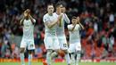 Pemain Manchester United memberikan aplaus kepada suporter usai pertandingan melawan Liverpool pada laga Premier League di Stadion Anfield, Sabtu (14/10/2017). Liverpool bermain imbang 0-0 dengan Manchester United. (AP/Rui Vieira)
