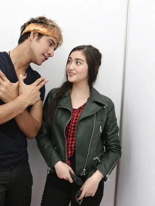 Bagi Ammar Zoni dan Ranty meski tiap hari ketemu, tidak membuatnya lantas bosan. "Nggak bosen sih, malah senang karena bisa ngabisin waktu lebih banyak," ujar Ranty Maria. (Adrian Putra/Bintang.com)