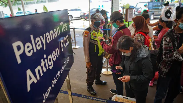 FOTO: Stasiun Pasar Senen Sediakan Tes PCR Untuk Calon Penumpang KA Jarak Jauh
